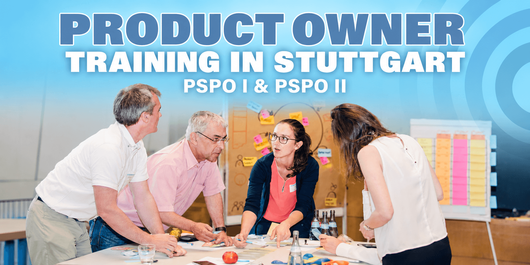 Vier Teilnehmende bearbeiten gemeinsam eine Workshop-Aufgabe am Tisch.