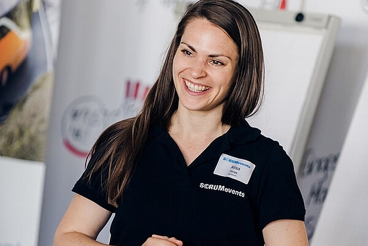 Das Bild zeigt Alisa Stolze. Alisa ist eine Trainerin und Beraterin für das Thema Agilität und arbeitet für Scrum-Events.